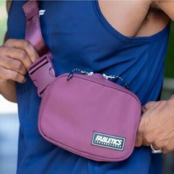 Fabletics Merlot Belt Bag Fanny Pack OS Adjustable Waist Travel Gym Zip Pocket - Picture 1 of 5